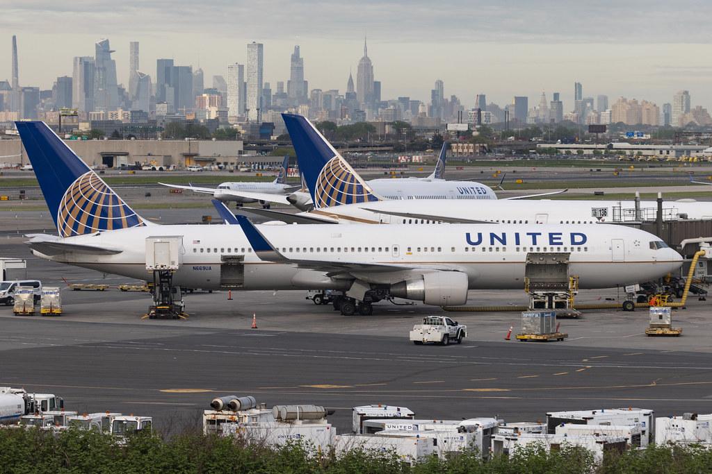 Newark Liberty International Airport: United Airlines (UA / UAL) | Boeing 767-322(ER) B763 | N669UA | MSN 30025