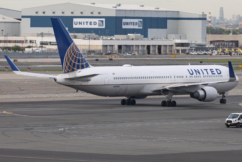 Newark Liberty International Airport: United Airlines (UA / UAL) | Boeing 767-322(ER) B763 | N644UA | MSN 25094