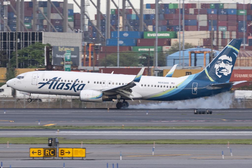 Newark Liberty International Airport: Alaska Airlines (AS / ASA) | Boeing 737-890 B738 | N553AS | MSN 34594