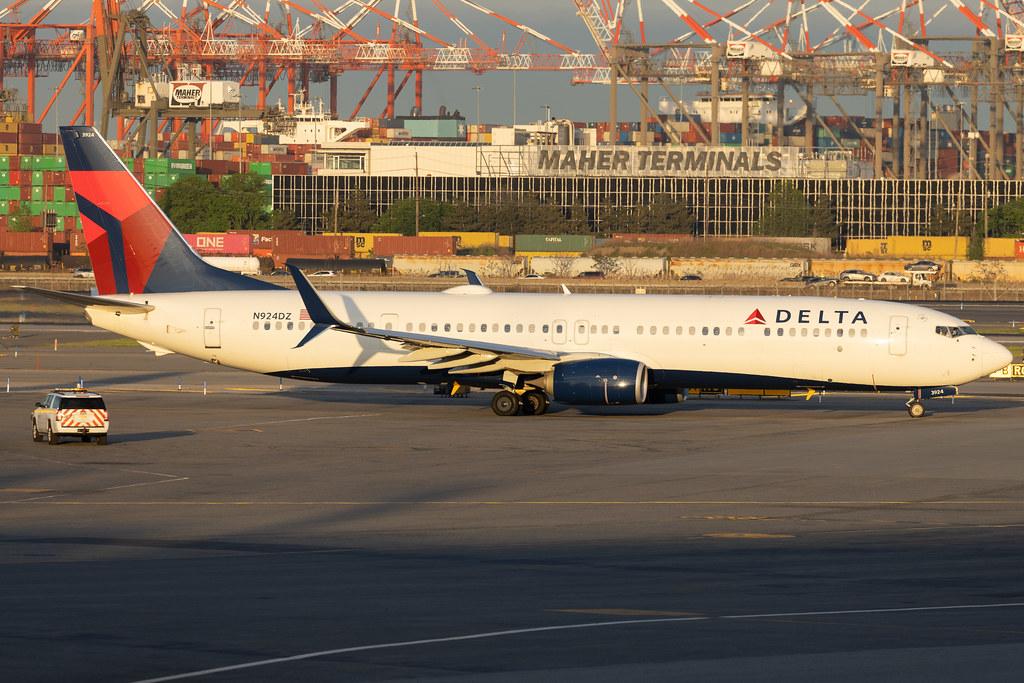 Newark Liberty International Airport: Delta Air Lines (DL / DAL) | Boeing 737-932(ER) B739 | N924DZ | MSN 63536