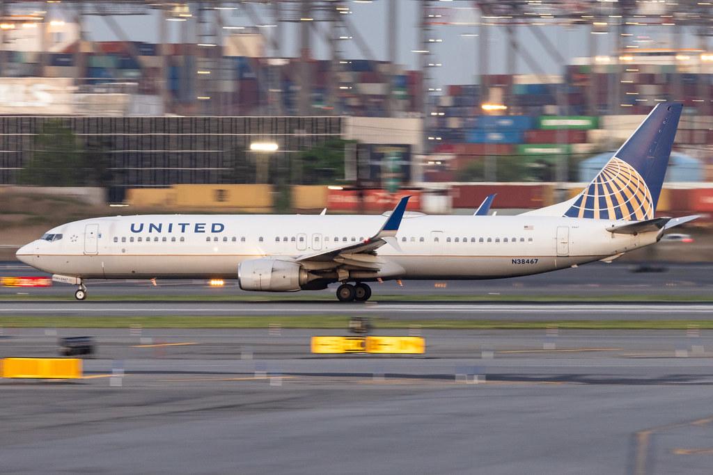 Newark Liberty International Airport: United Airlines (UA / UAL) | Boeing 737-924(ER) B739 | N38467 | MSN 33537