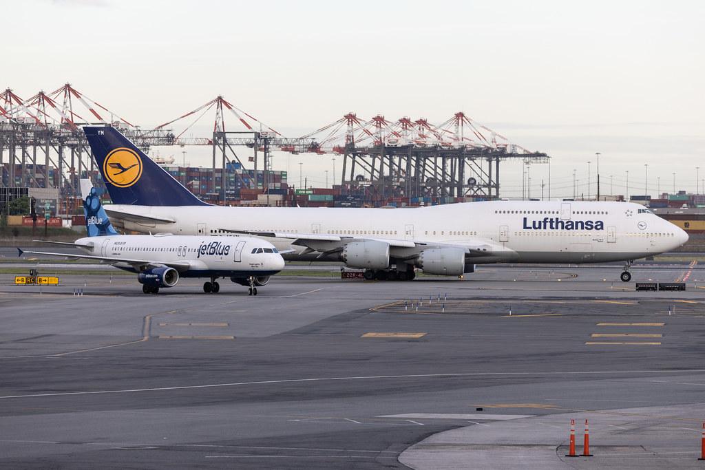 Newark Liberty International Airport: Lufthansa (LH / DLH) | Boeing 747-830 B748 | D-ABYM | MSN 37837