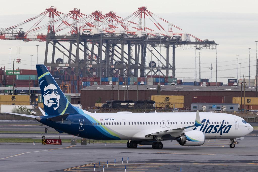 Newark Liberty International Airport: Alaska Airlines (AS / ASA) | Boeing 737 MAX 9 B39M | N972AK | MSN 43389