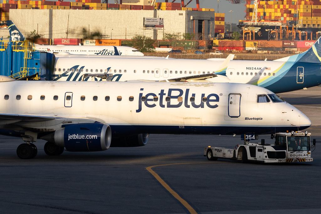 Newark Liberty International Airport: JetBlue Airways (B6 / JBU) | Embraer E190AR E190 | N354JB | MSN 19000601
