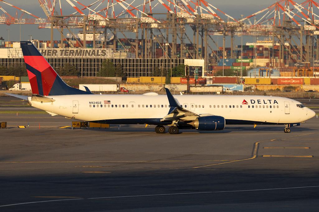 Newark Liberty International Airport: Delta Air Lines (DL / DAL) | Boeing 737-932(ER) B739 | N924DZ | MSN 63536