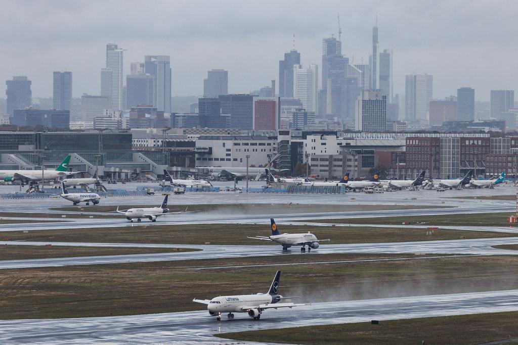 Frankfurt Airport: Der Frankfurter Flughafen mit der Skyline vom Frankfurt im Hintergrund