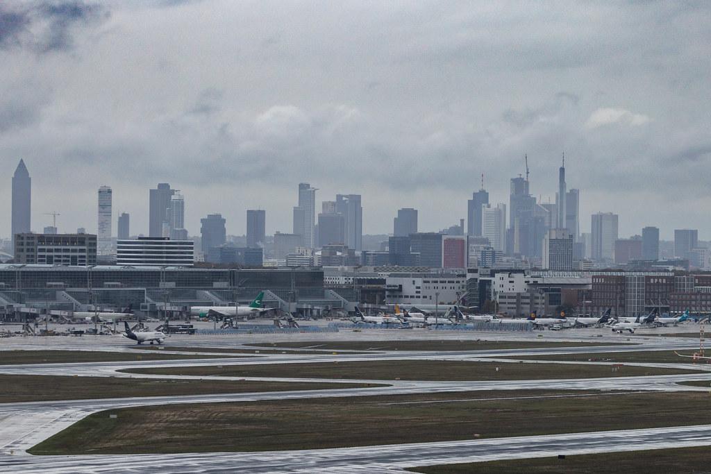 Frankfurt Airport: Der Frankfurter Flughafen mit der Skyline vom Frankfurt im Hintergrund