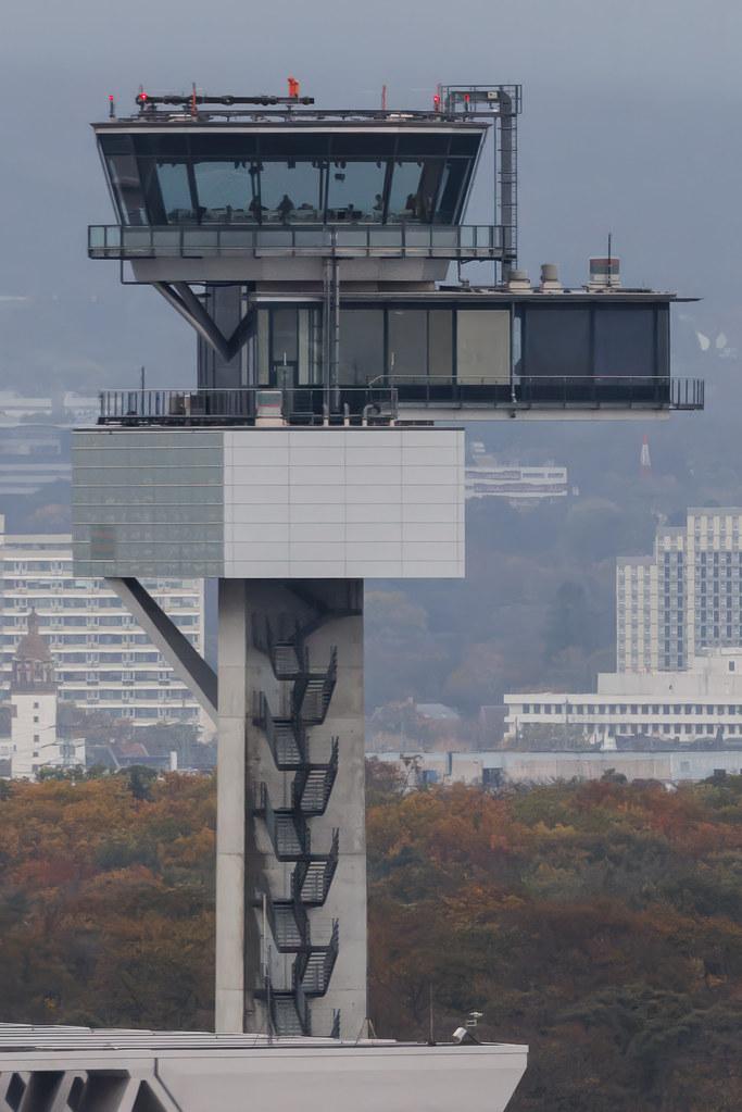 Frankfurt Airport: Tower der DFS am Frankfurter Flughafen