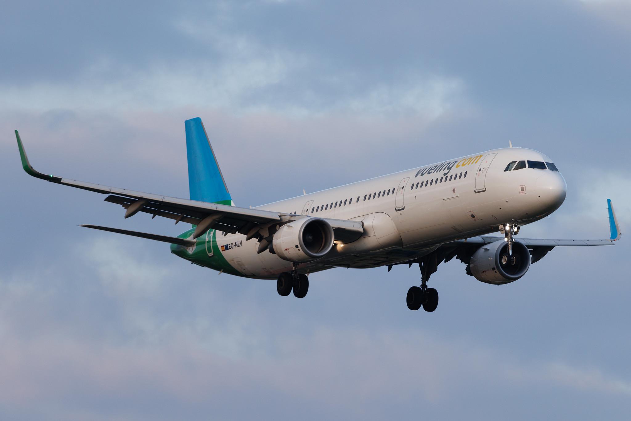 Hamburg Airport: Vueling (VY / VLG) | Airbus A321-211 A321 | EC-NLV | MSN 06454