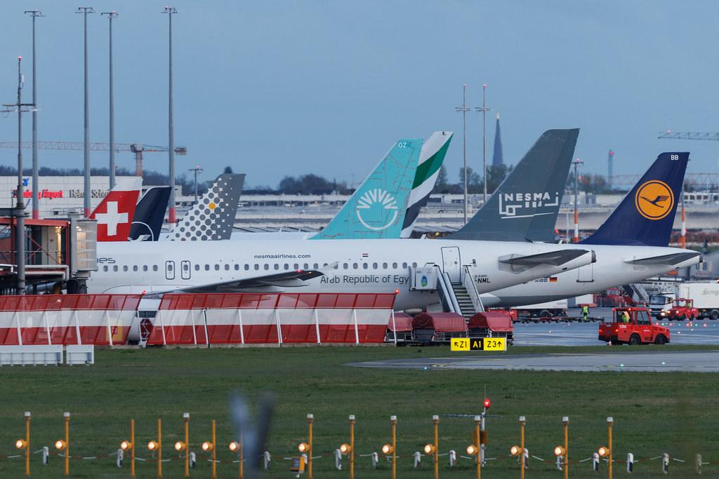 Hamburg Airport: Flugzeuge am Terminal