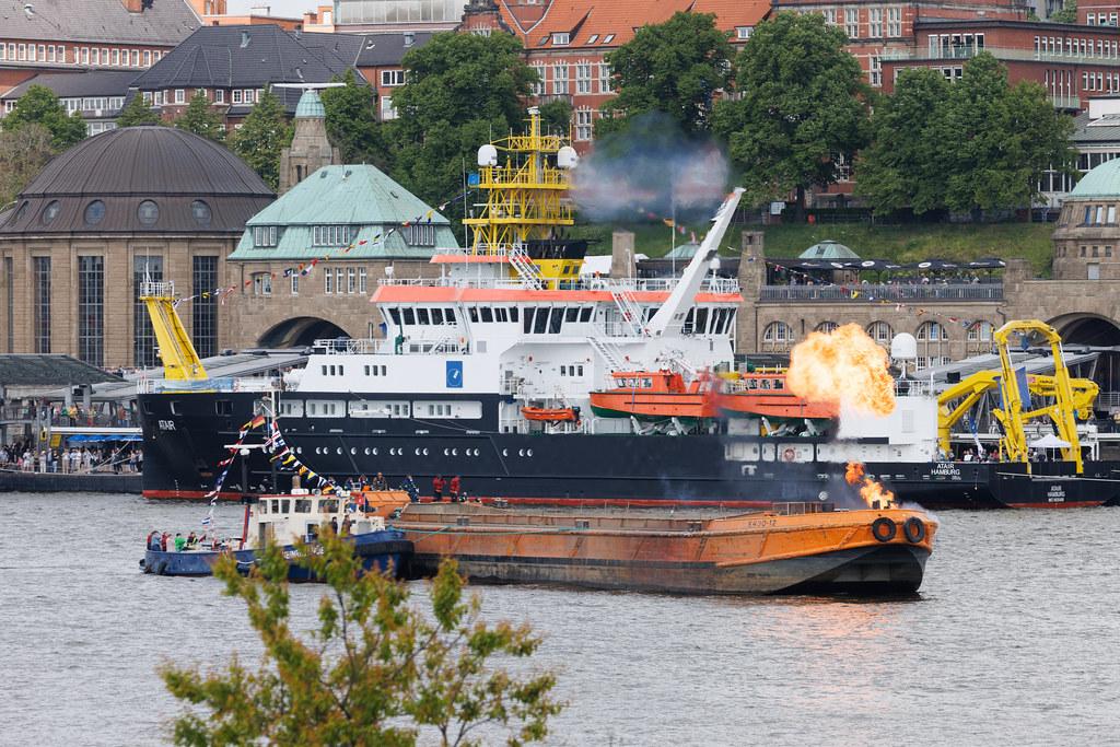SOS Joint Rescue Operation: Feuerball auf der Elbe