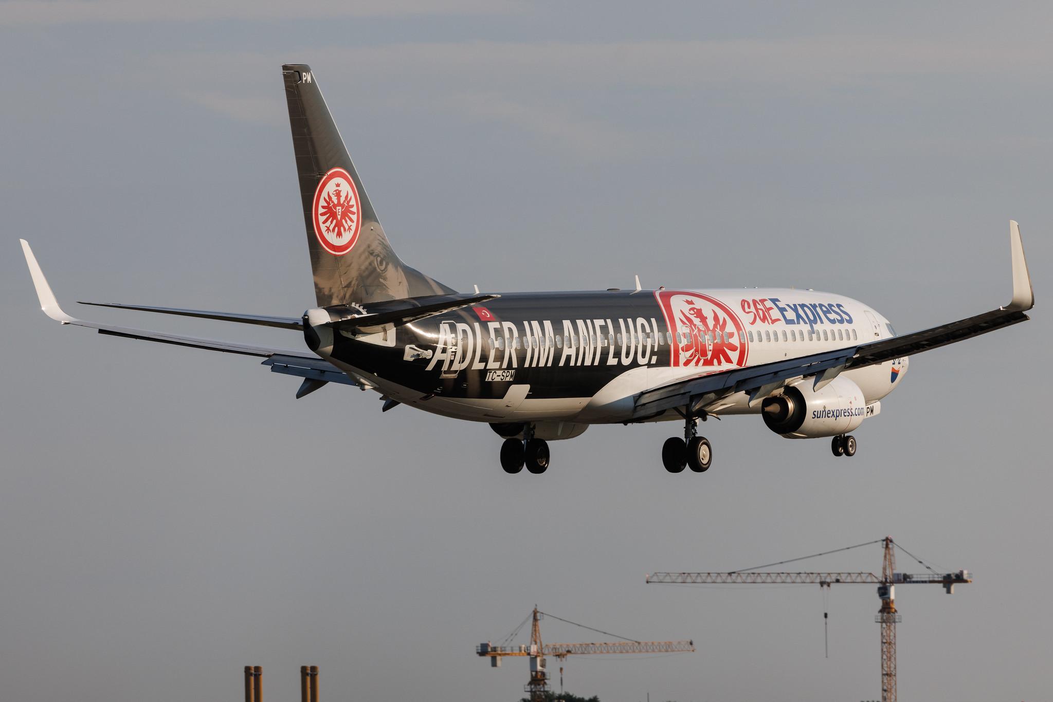 Hamburg Airport: SunExpress (XQ / SXS) | Livery: Eintracht Frankfurt Livery | Boeing 737-8MA B738 | TC-SPM | MSN 40945