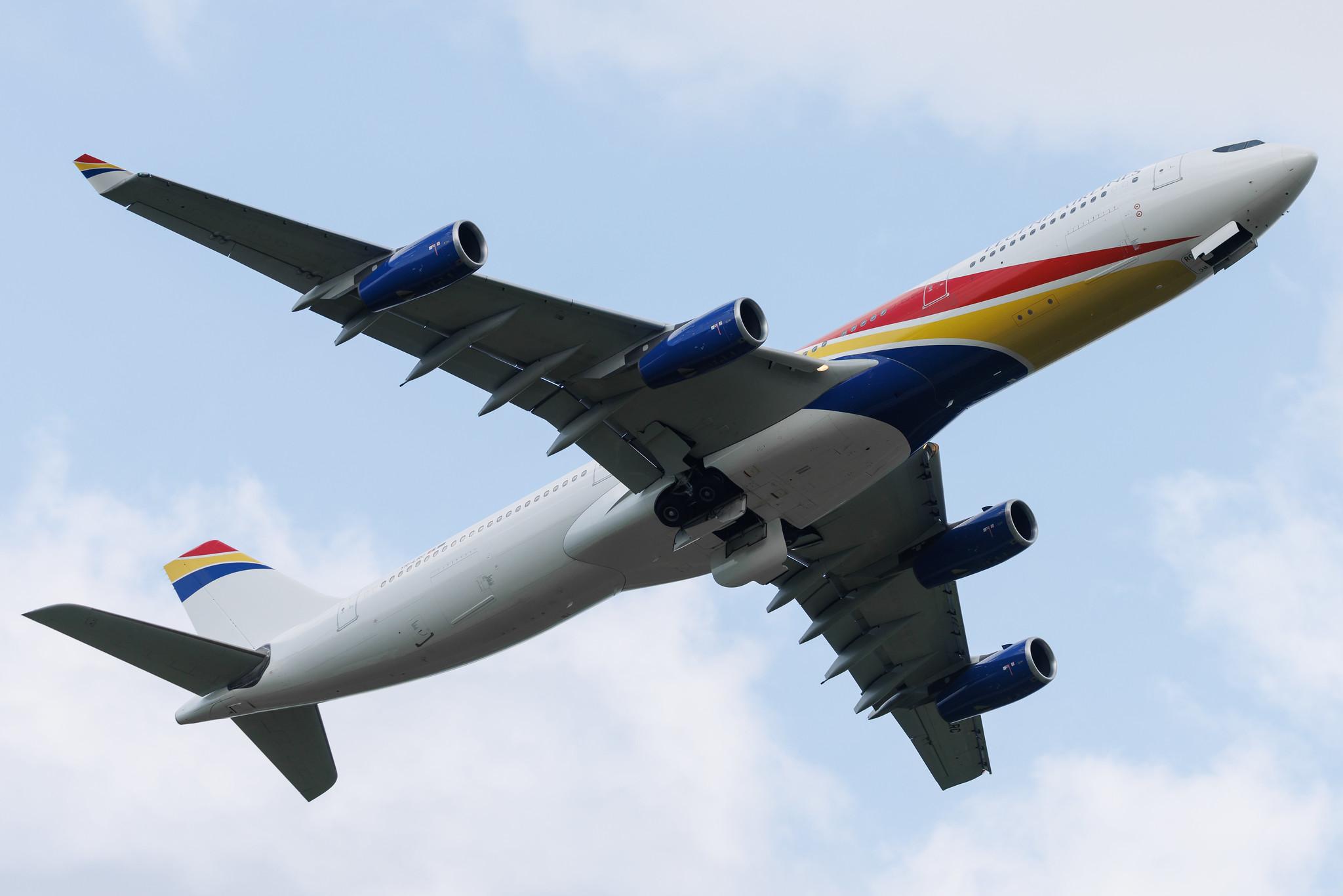 Hamburg Airport: Legend Airlines (LZ / LAL) | Airbus A340-313 A343 | YR-LRC | MSN 0844