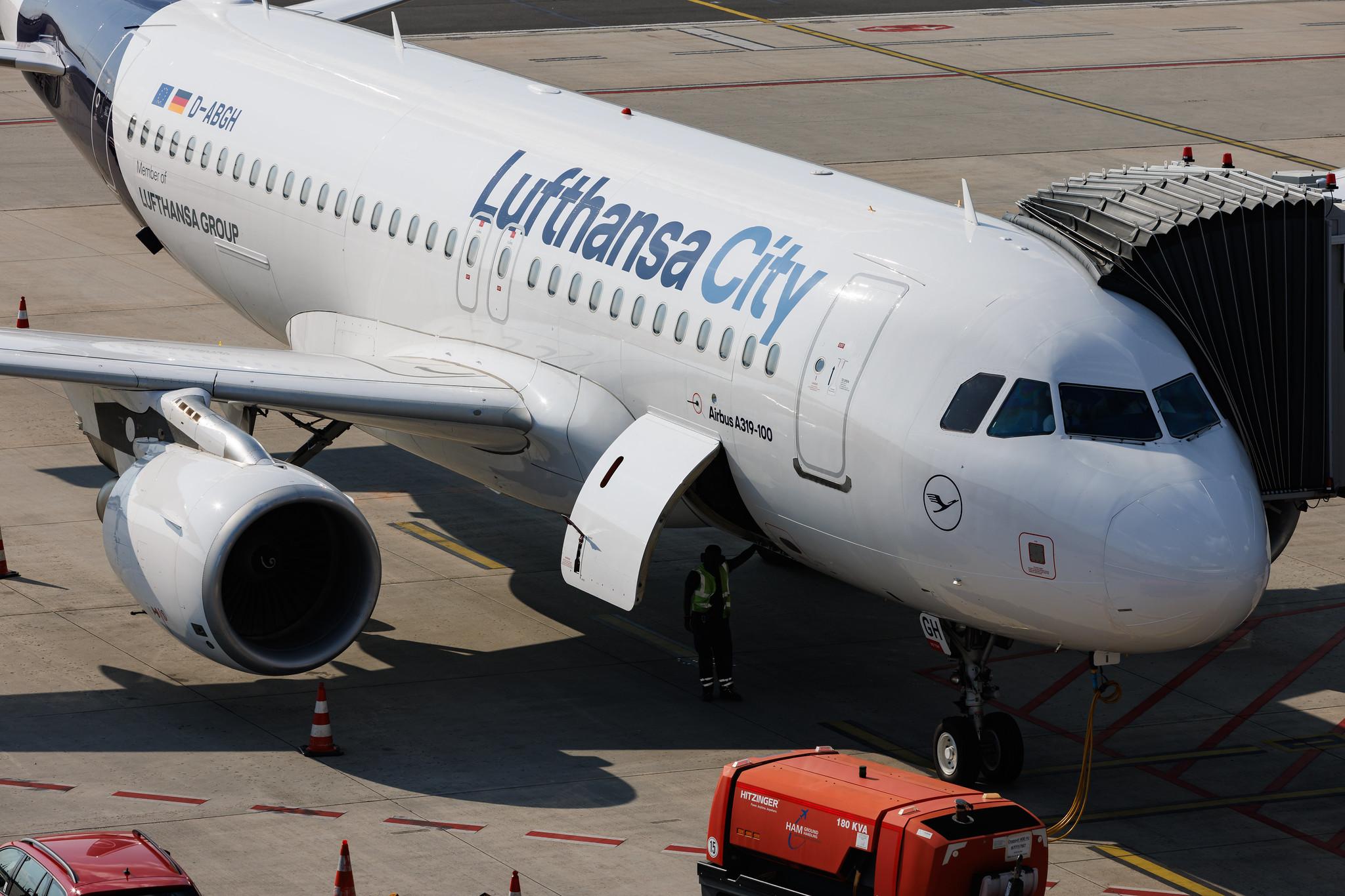 Hamburg Airport: Lufthansa City (VL / LHX) | Airbus A319-112 A319 | D-ABGH | MSN 3245