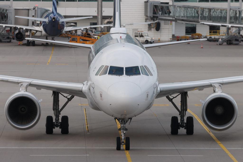 Munich Airport: Lufthansa (LH / DLH) | Airbus A320-214 A320 | D-AIZO | MSN 5441