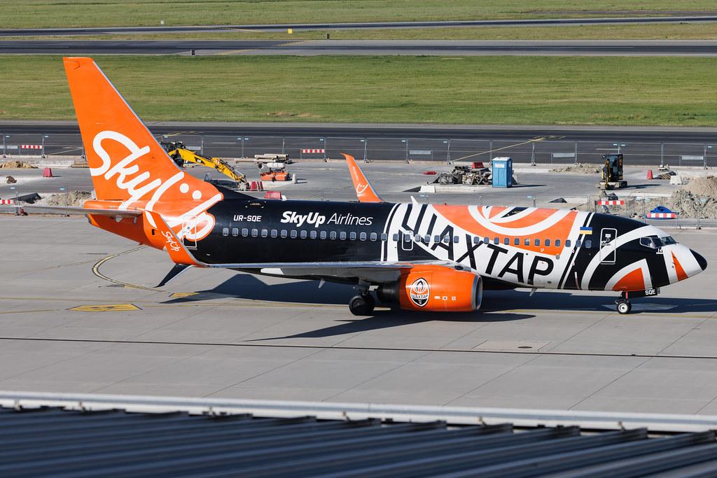 Warsaw Chopin Airport: SkyUp Airlines (PQ / SQP) | Livery: Livery: FC Shakhtar Livery | Boeing 737-75C B737 | UR-SQE | MSN 30034