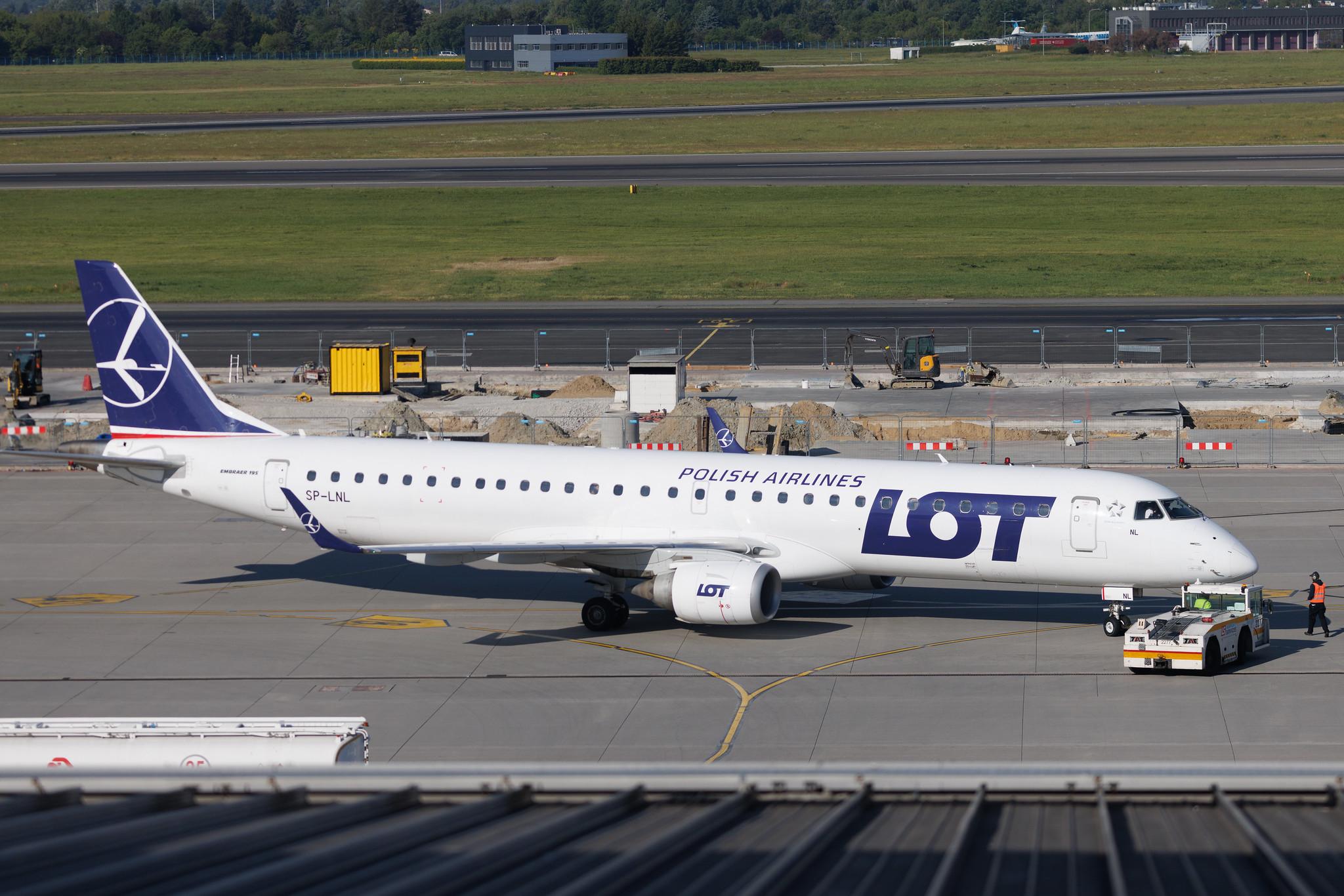 Warsaw Chopin Airport: LOT (LO / LOT) | Embraer E195LR E195 | SP-LNL | MSN 19000382