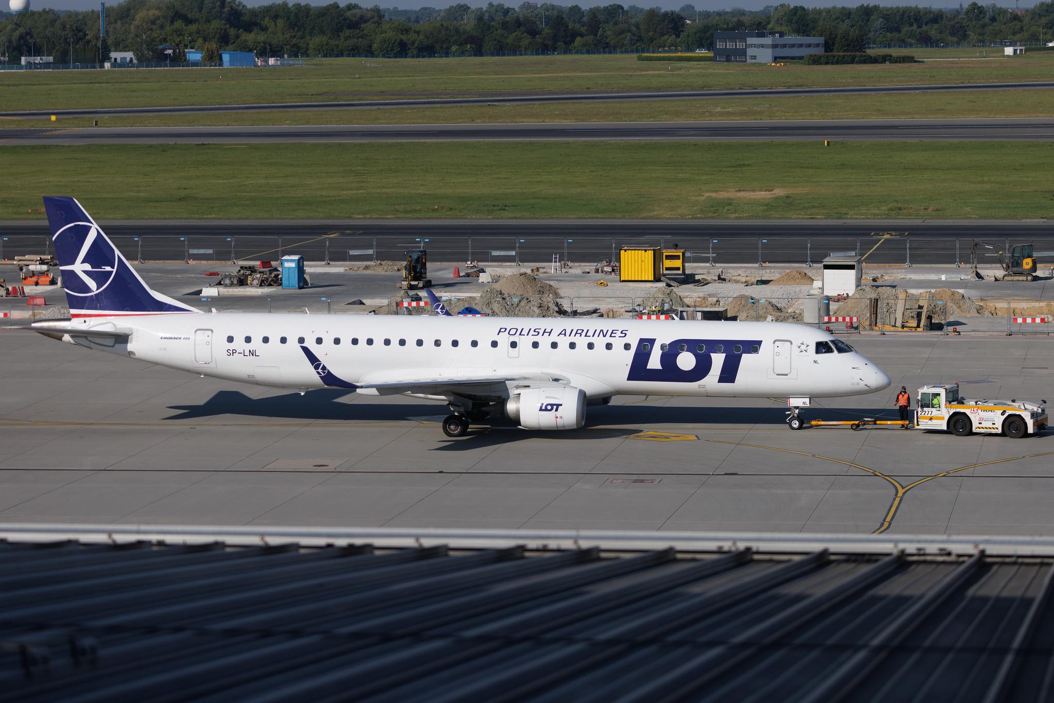 Warsaw Chopin Airport: LOT (LO / LOT) | Embraer E195LR E195 | SP-LNL | MSN 19000382