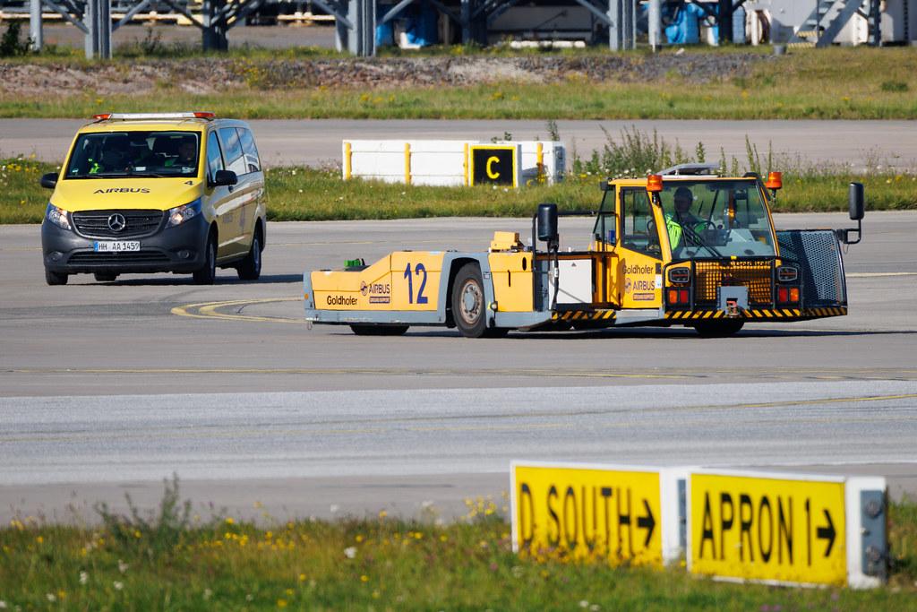 Hamburg Finkenwerder: Airbus Ground Support Goldhofer 12