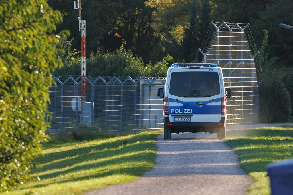 Hamburg Airport: Polizeitransporter auf Schotterweg