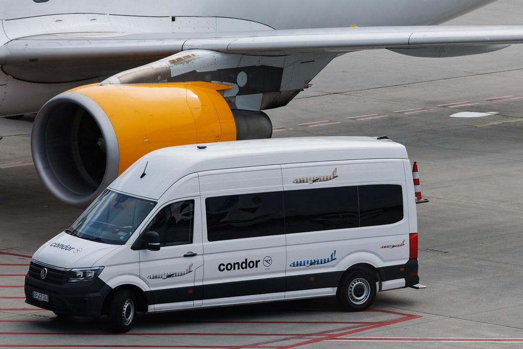 Hamburg Airport: Condor Transporter