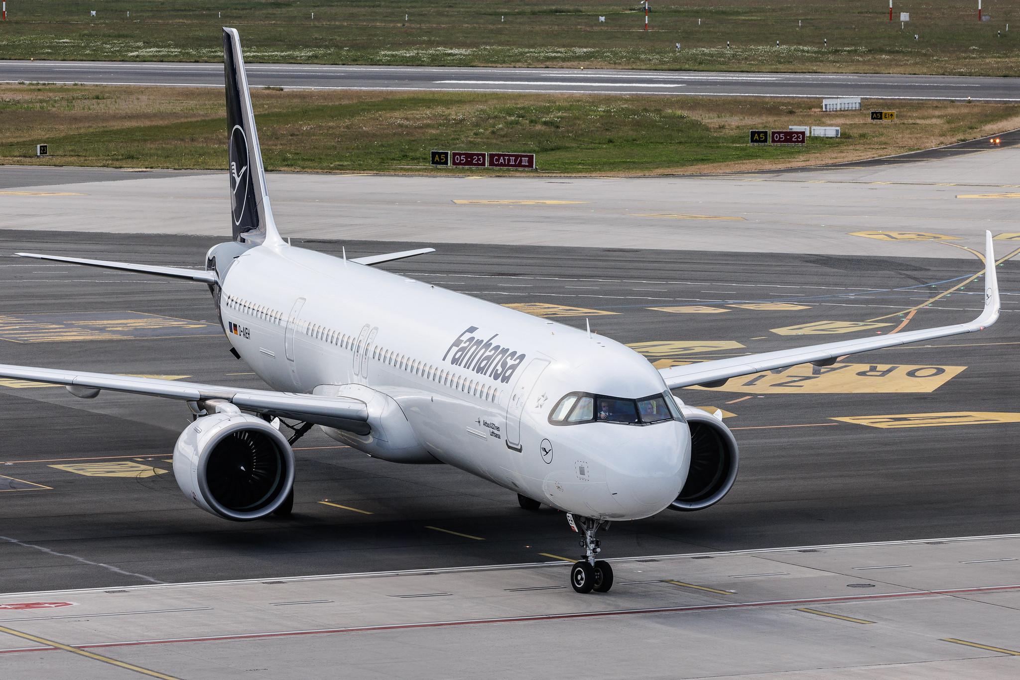 Hamburg Airport: Lufthansa (LH / DLH) | Livery: Fanhansa Titles | Airbus A321-271NX A21N | D-AIEH | MSN 10318