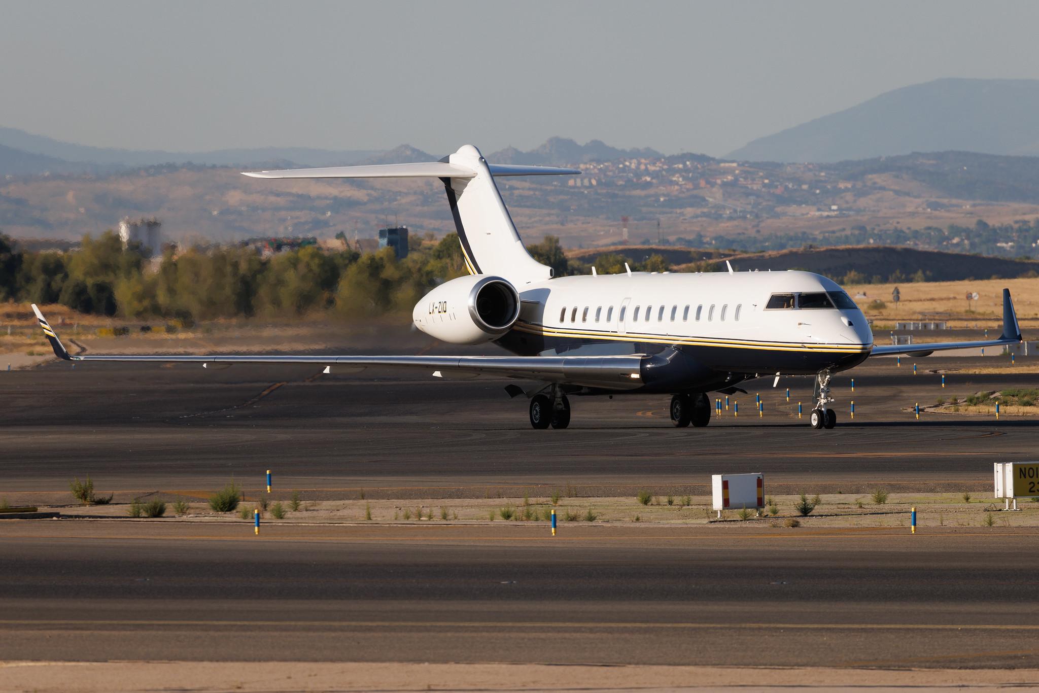 Madrid Barajas Airport: Global Jet Luxembourg  | Bombardier Global Express XRS GLEX | LX-ZIO | MSN 9369