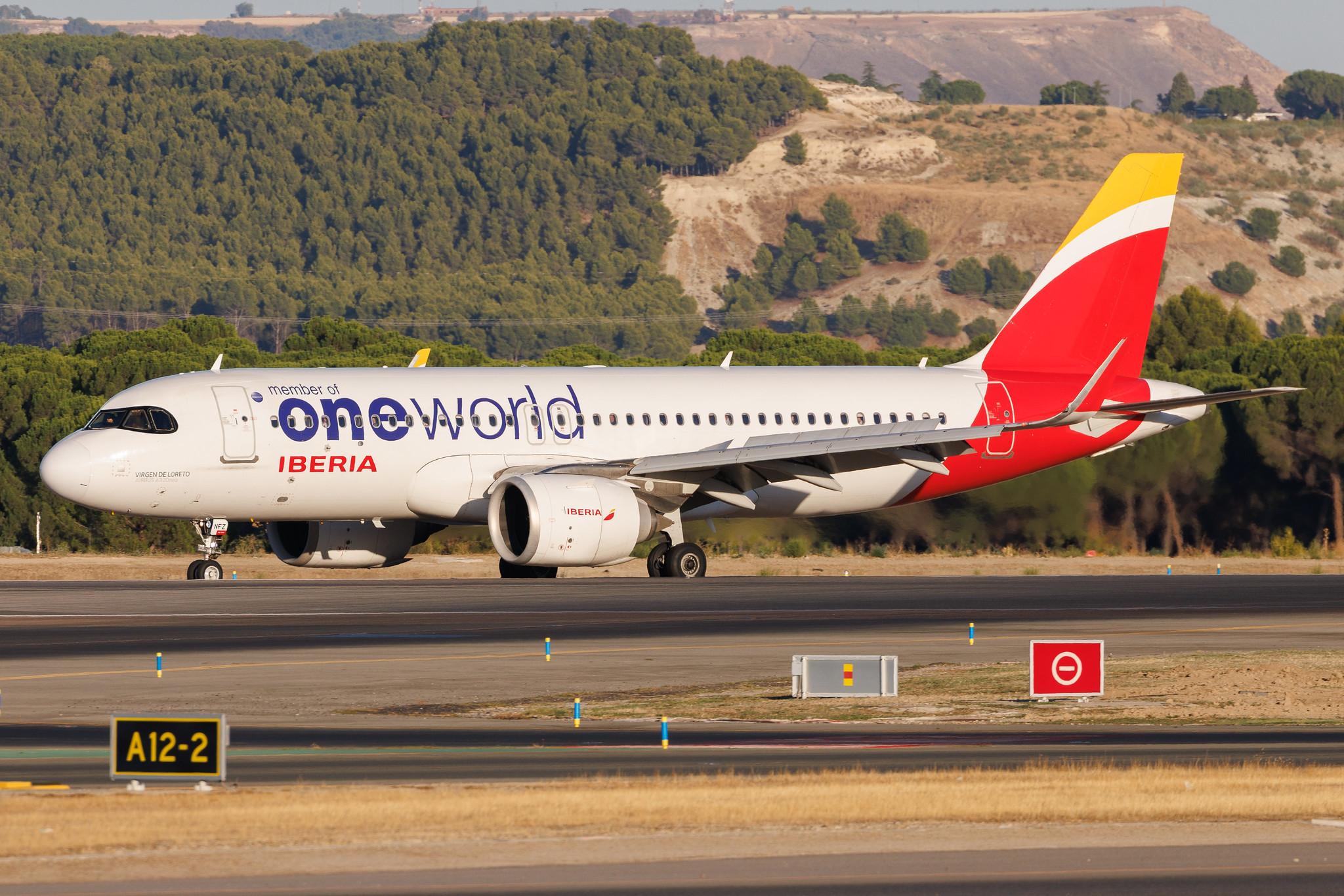 Madrid Barajas Airport: Iberia (IB / IBE) | Livery: Oneworld Livery | Airbus A320-251N A20N | EC-NFZ | MSN 10002