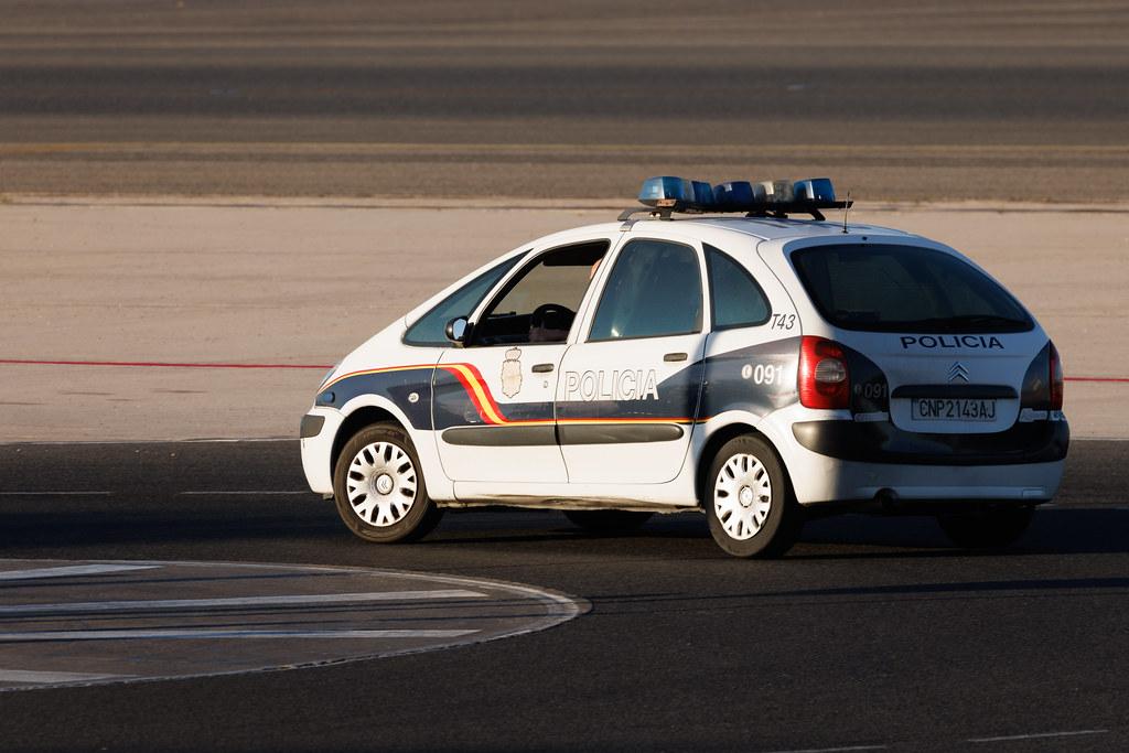 Madrid Barajas Airport: Policia