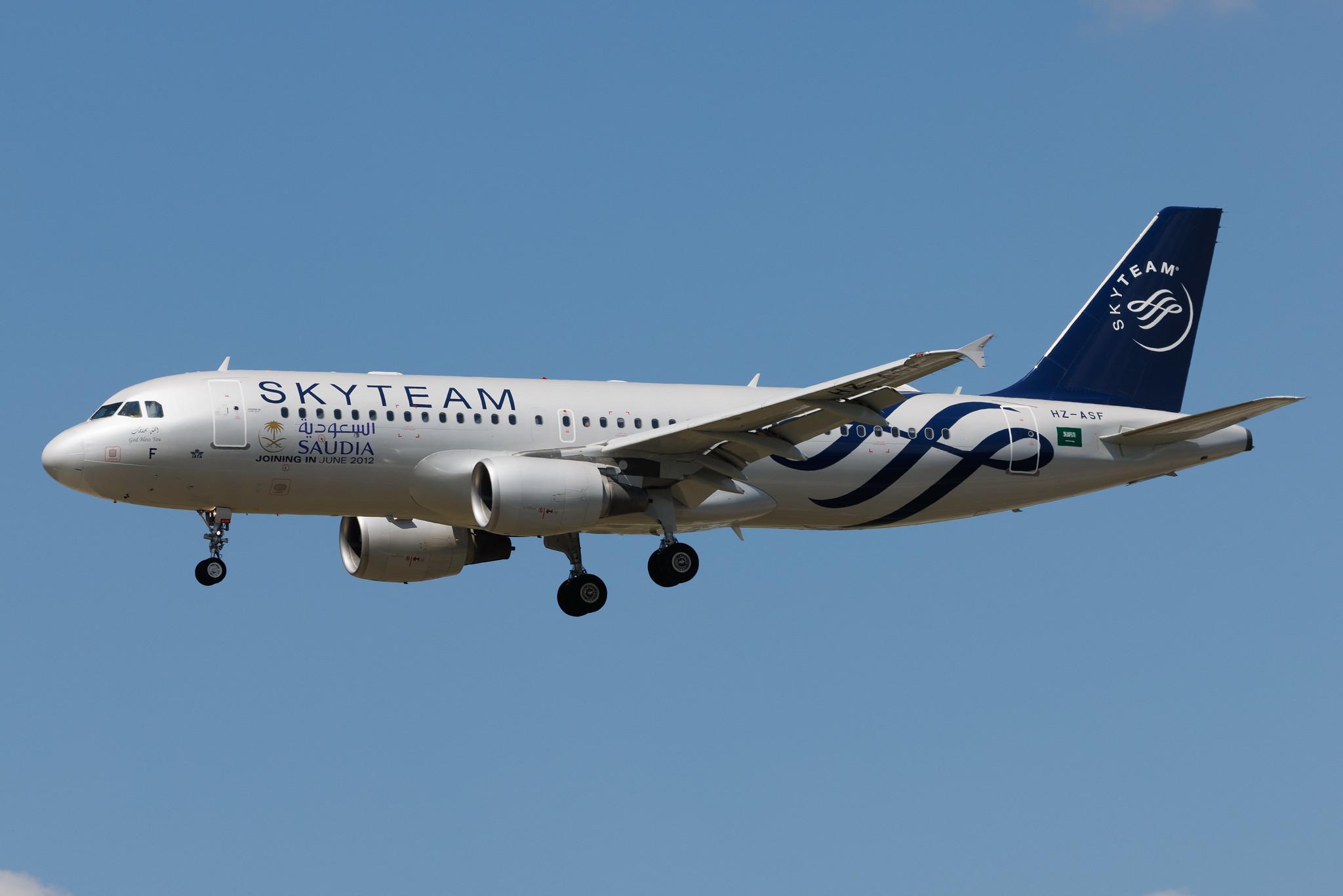 Frankfurt Airport: Saudia (SV / SVA) | Livery: SkyTeam Livery | Airbus A320-214 A320 | HZ-ASF | MSN 4955