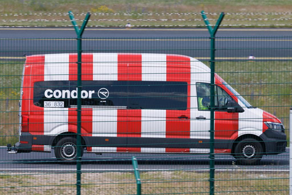 Frankfurt Airport: Condor Transporter