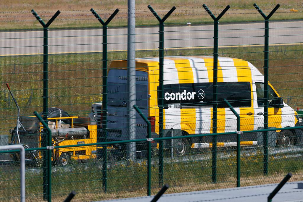Frankfurt Airport: Condor Transporter
