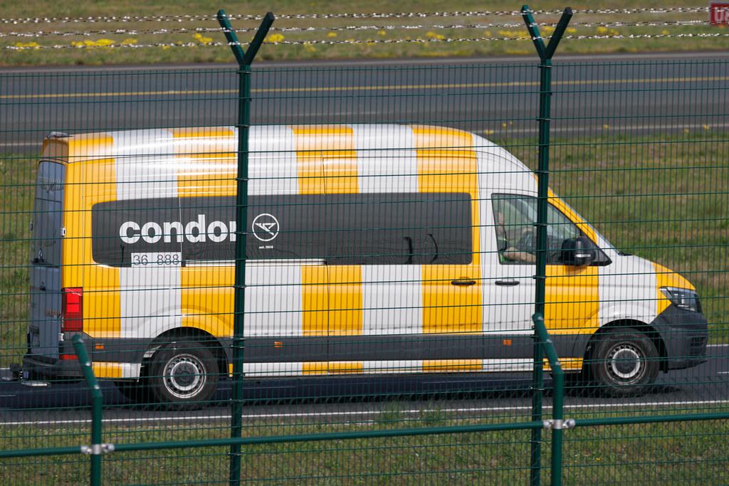 Frankfurt Airport: Condor Transporter