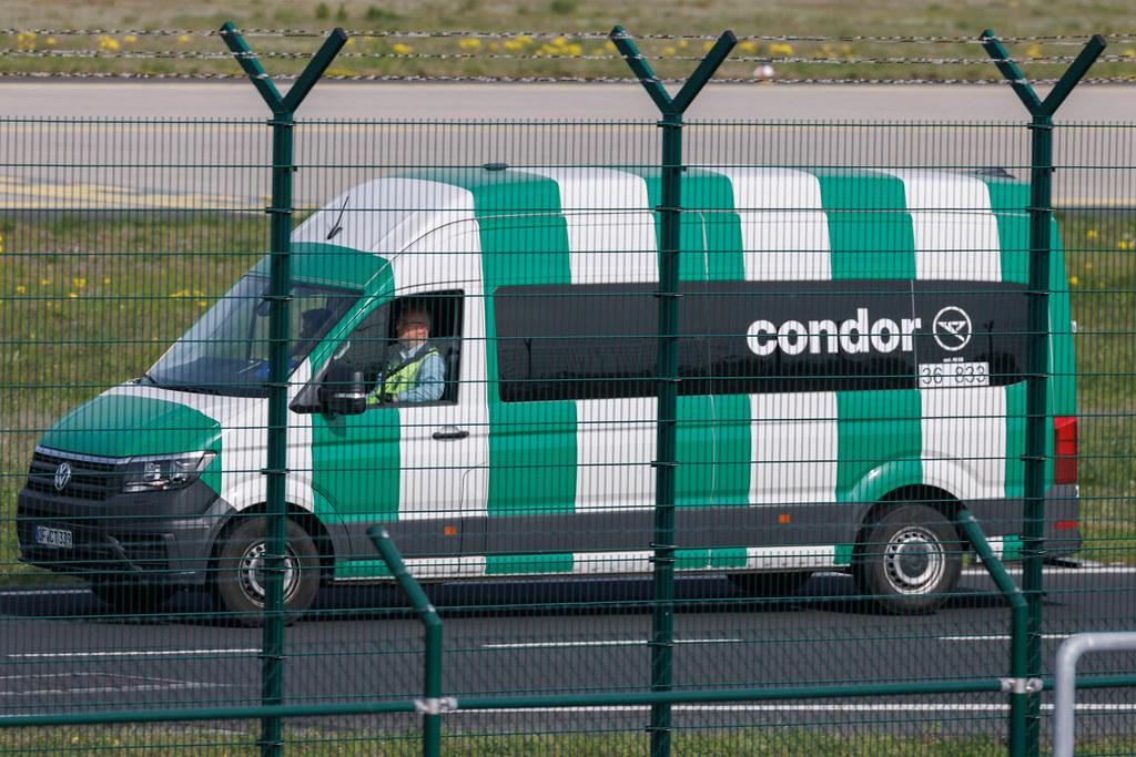 Frankfurt Airport: Condor Transporter