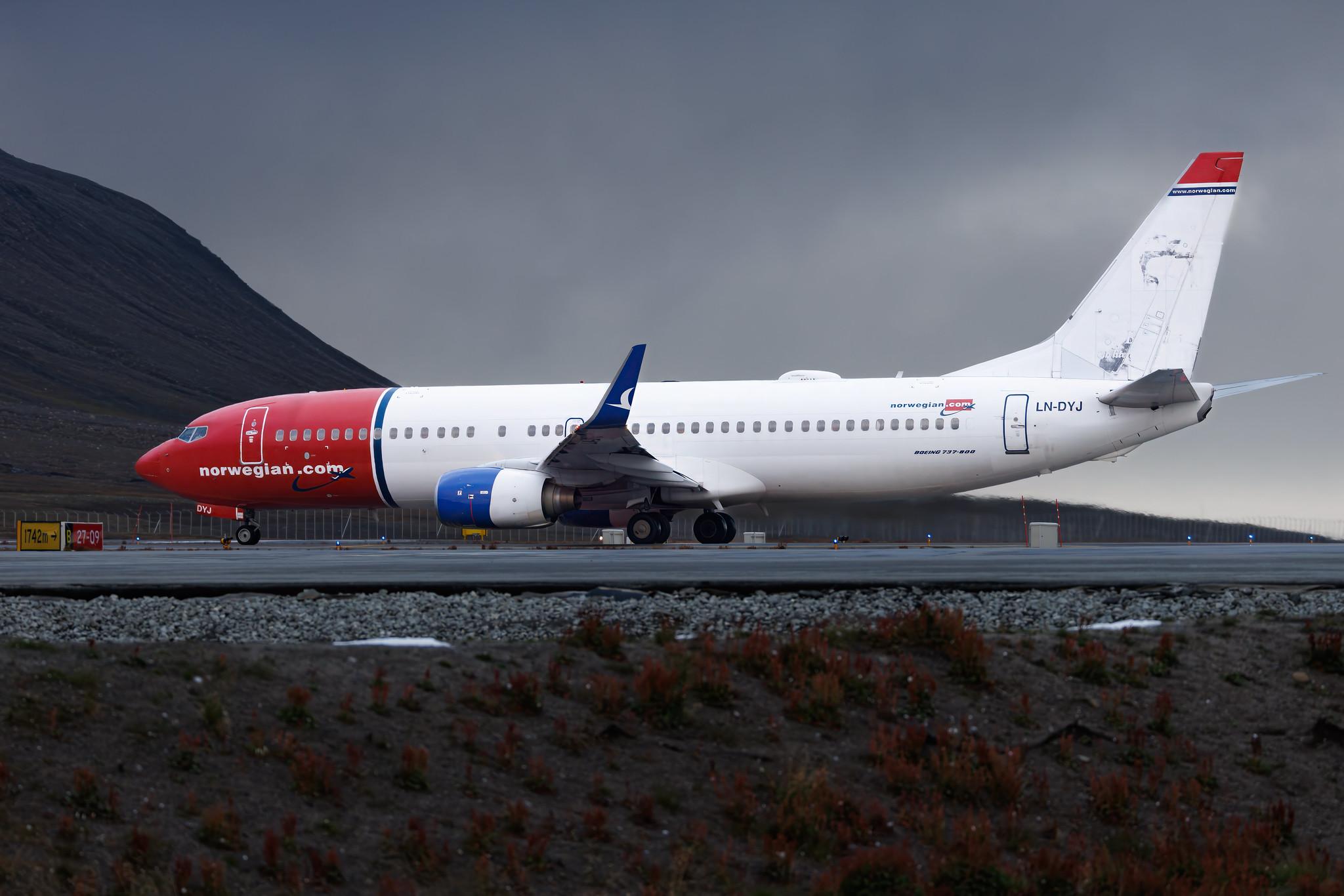 Longyearbyen Svalbard Airport: Norwegian (DY / NOZ) | Livery: Georg Brandes Livery | Boeing 737-8JP B738 | LN-DYJ | MSN 39045