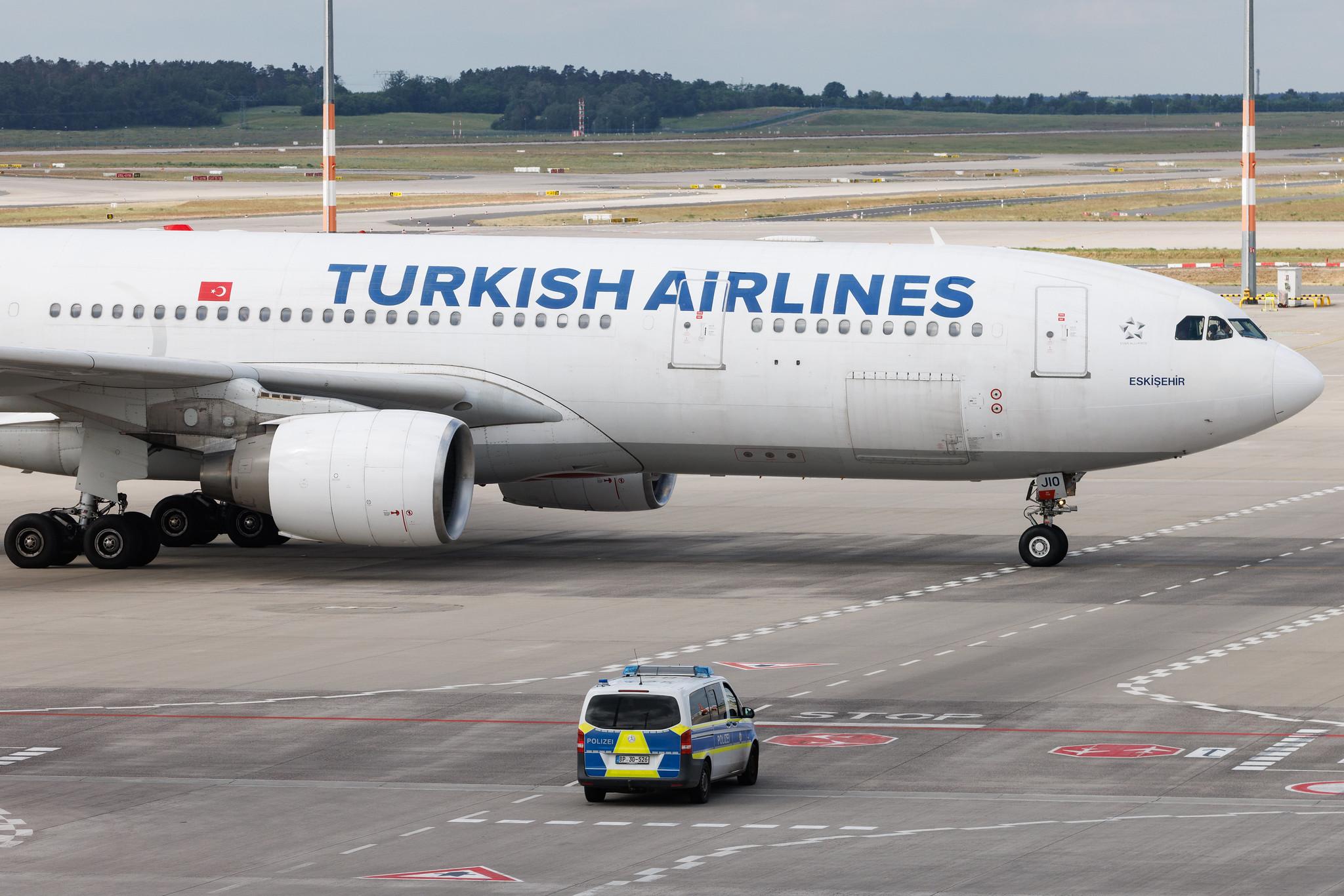Flughafen Berlin Brandenburg: Turkish Airlines (TK / THY) | Airbus A330-223 A332 | TC-JIO | MSN 0869