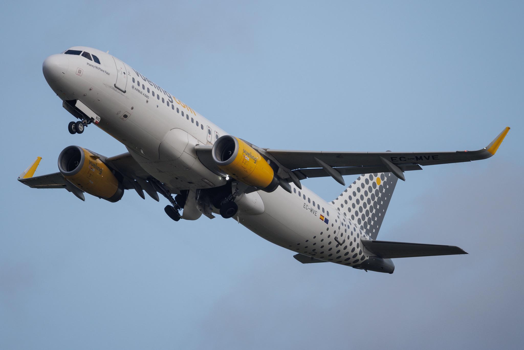 Paris Orly Airport: Vueling (VY / VLG) | Airbus A320-232 A320 | EC-MVE | MSN 08130