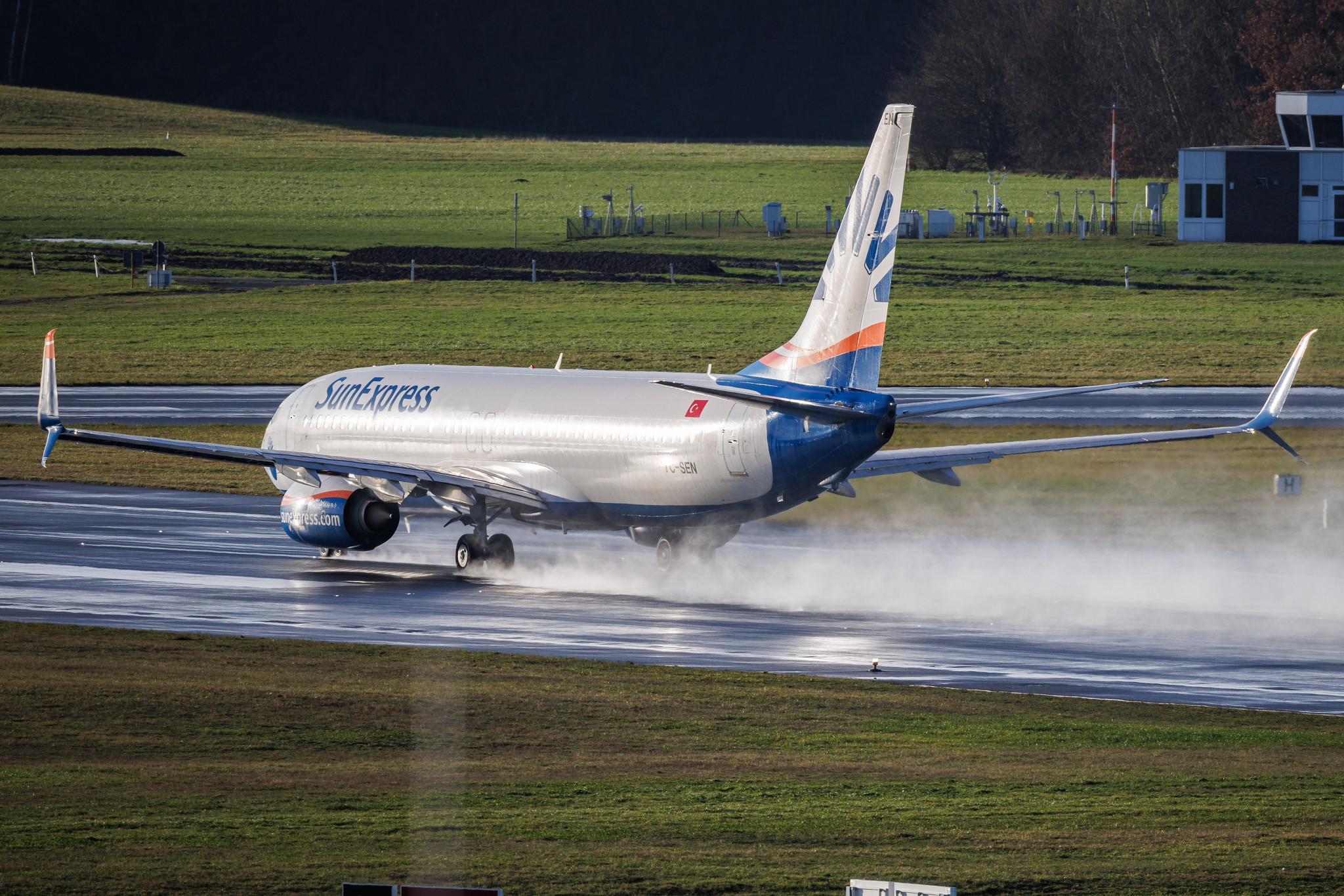 Hamburg Airport: SunExpress (XQ / SXS) | Boeing 737-8HC B738 | TC-SEN | MSN 61174