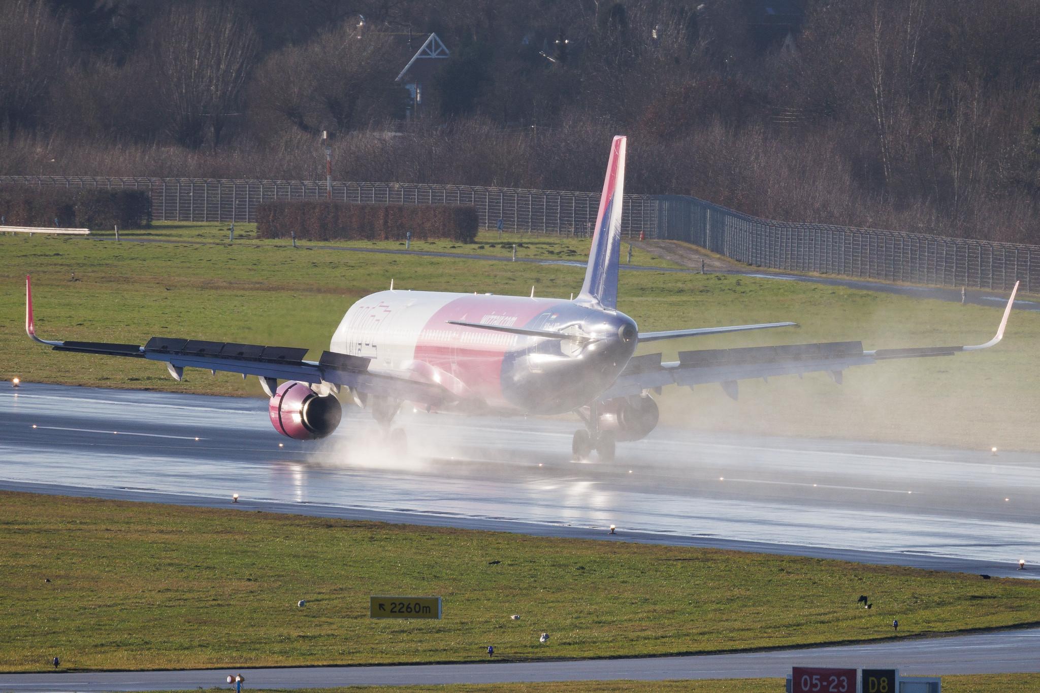 Hamburg Airport: Wizz Air (W6 / WZZ) | Airbus A321-231 A321 | HA-LXD | MSN 07032