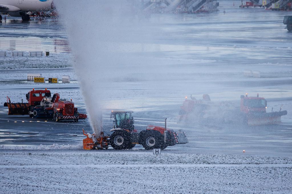 Hamburg Airport: Schneeräumung