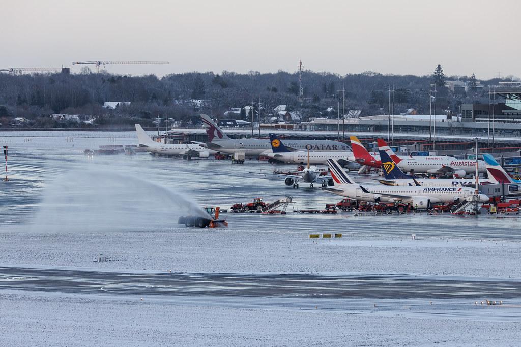 Hamburg Airport: Schneeräumung