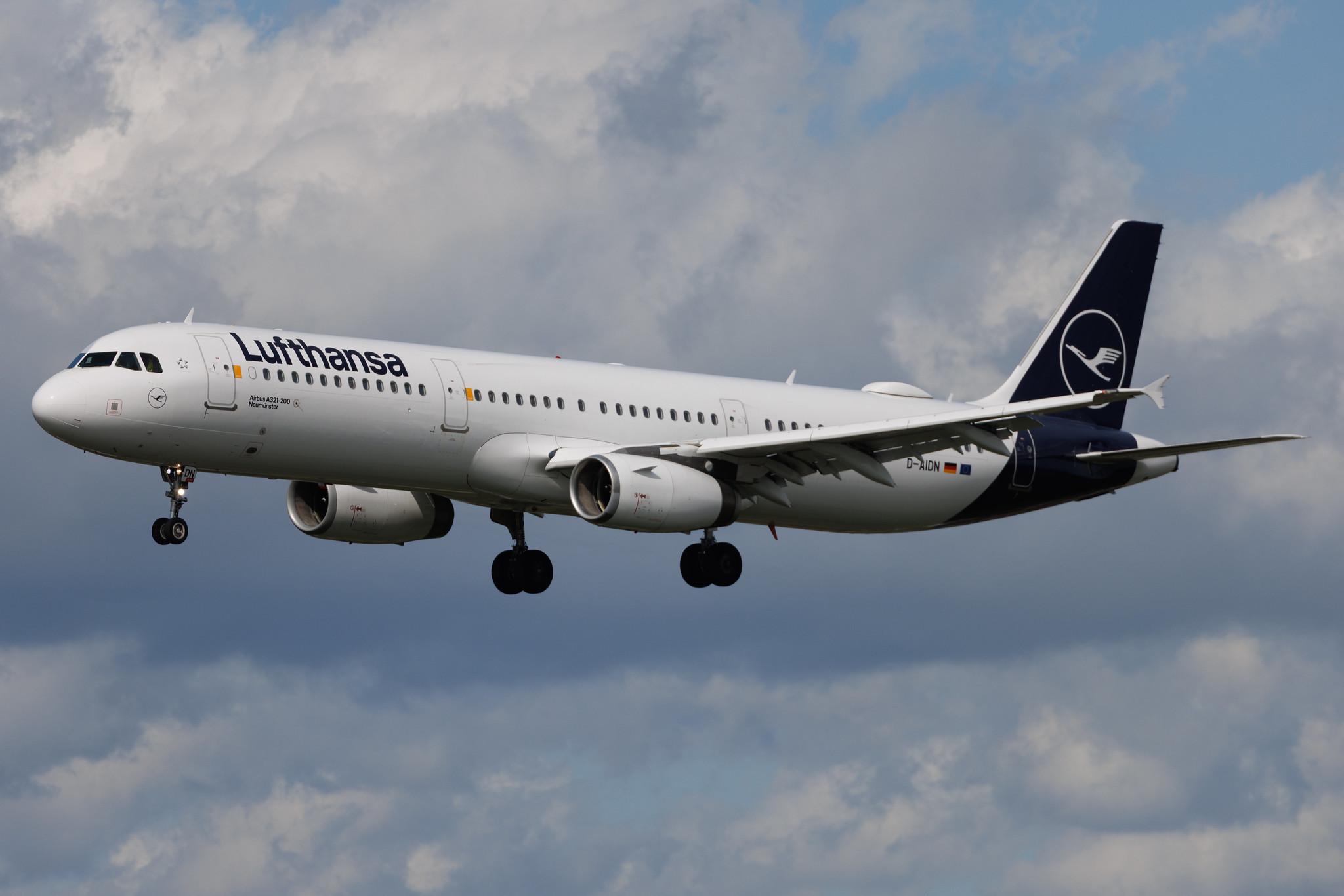 Hamburg Airport: Lufthansa (LH / DLH) | Airbus A321-231 A321 | D-AIDN | MSN 4976