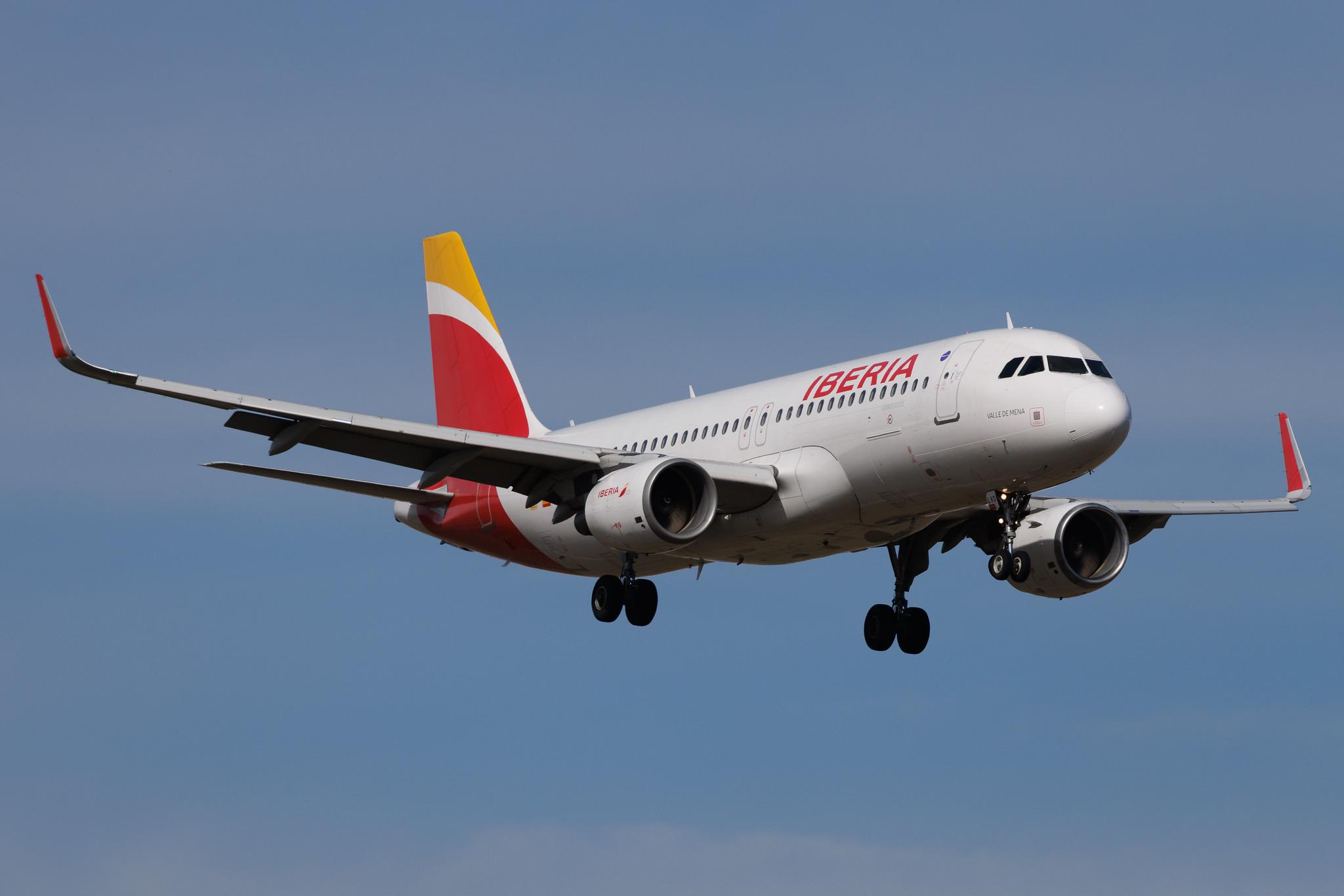 Vienna International Airport: Iberia (IB / IBE) | Airbus A320-216 A320 | EC-LVD | MSN 5570