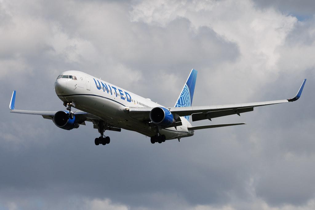 London Heathrow: United Airlines (UA / UAL) | Boeing 767-322(ER) B763 | N676UA | MSN 30028