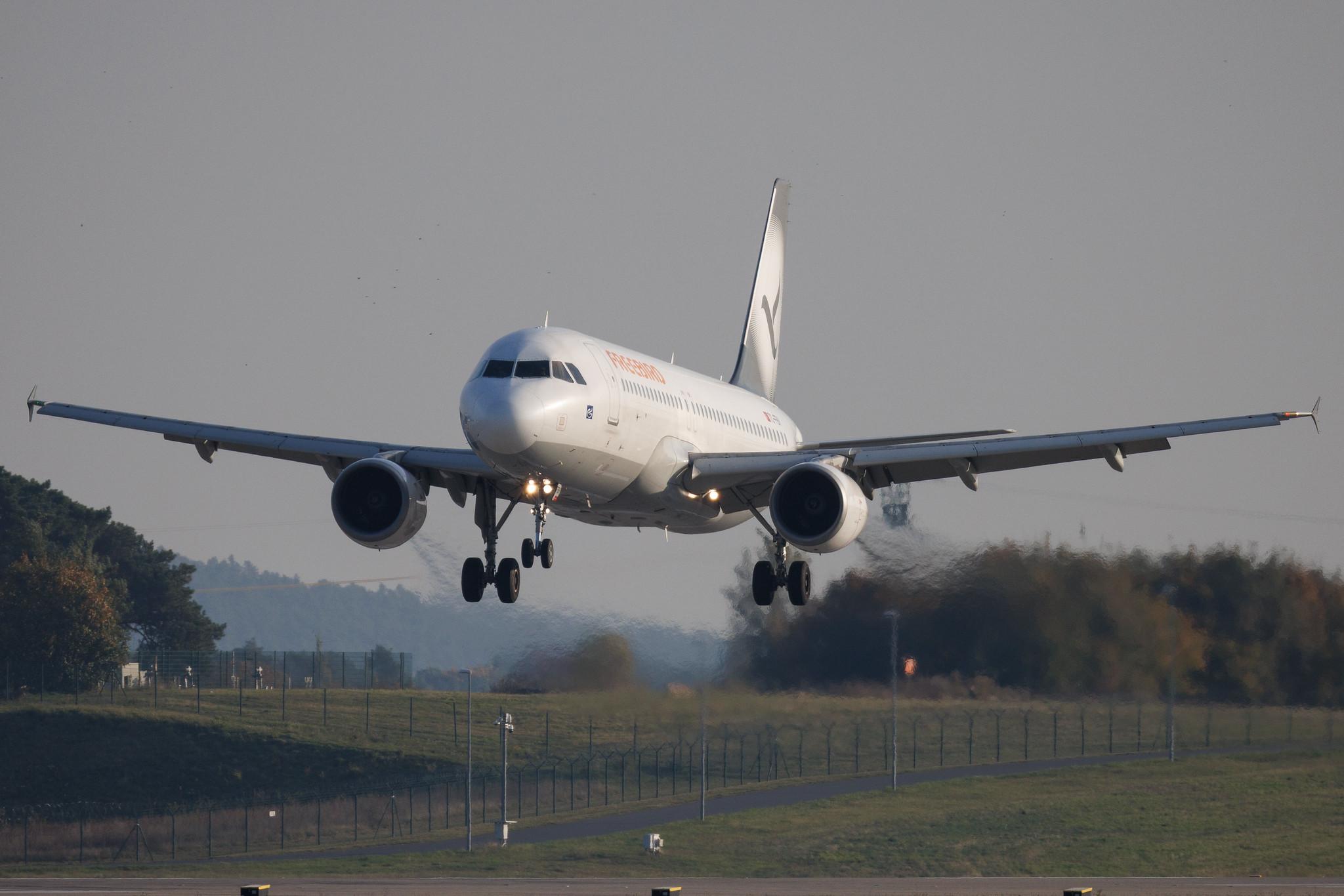Flughafen Berlin Brandenburg: Freebird Airlines (FH / FHY) | Airbus A320-214 A320 | TC-FBV | MSN 4658