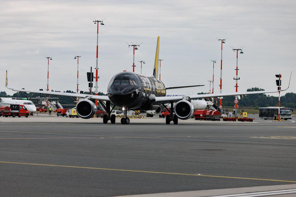 Hamburg Airport: Eurowings (EW / EWG) | Livery: BVB FanAirbus | Airbus A320-214 A320 | D-AEWM | MSN 7259