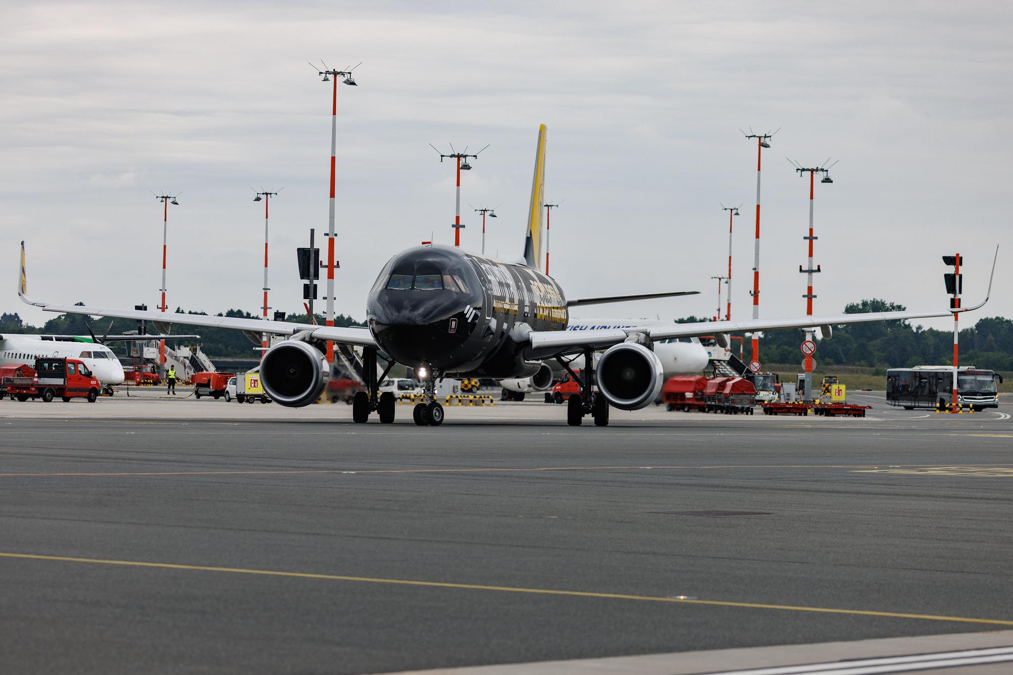 Hamburg Airport: Eurowings (EW / EWG) | Livery: BVB FanAirbus | Airbus A320-214 A320 | D-AEWM | MSN 7259