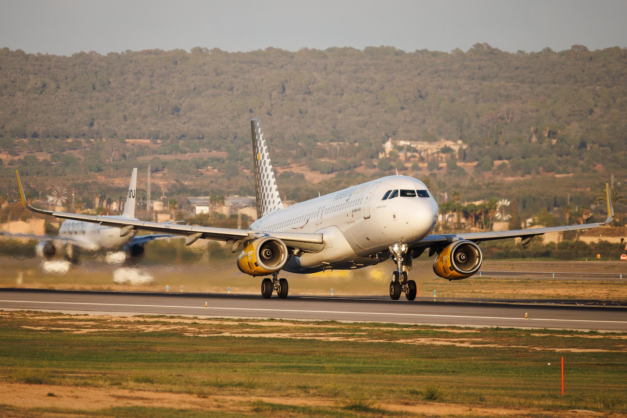 Palma de Mallorca Airport: Vueling (VY / VLG) |  Airbus A320-232 A320 | EC-MLE | MSN 7109