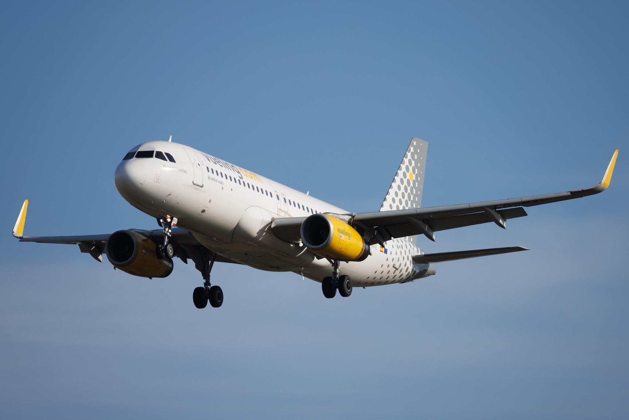 Palma de Mallorca Airport: Vueling (VY / VLG) | Airbus A320-232 A320 | EC-MVE | MSN 08130