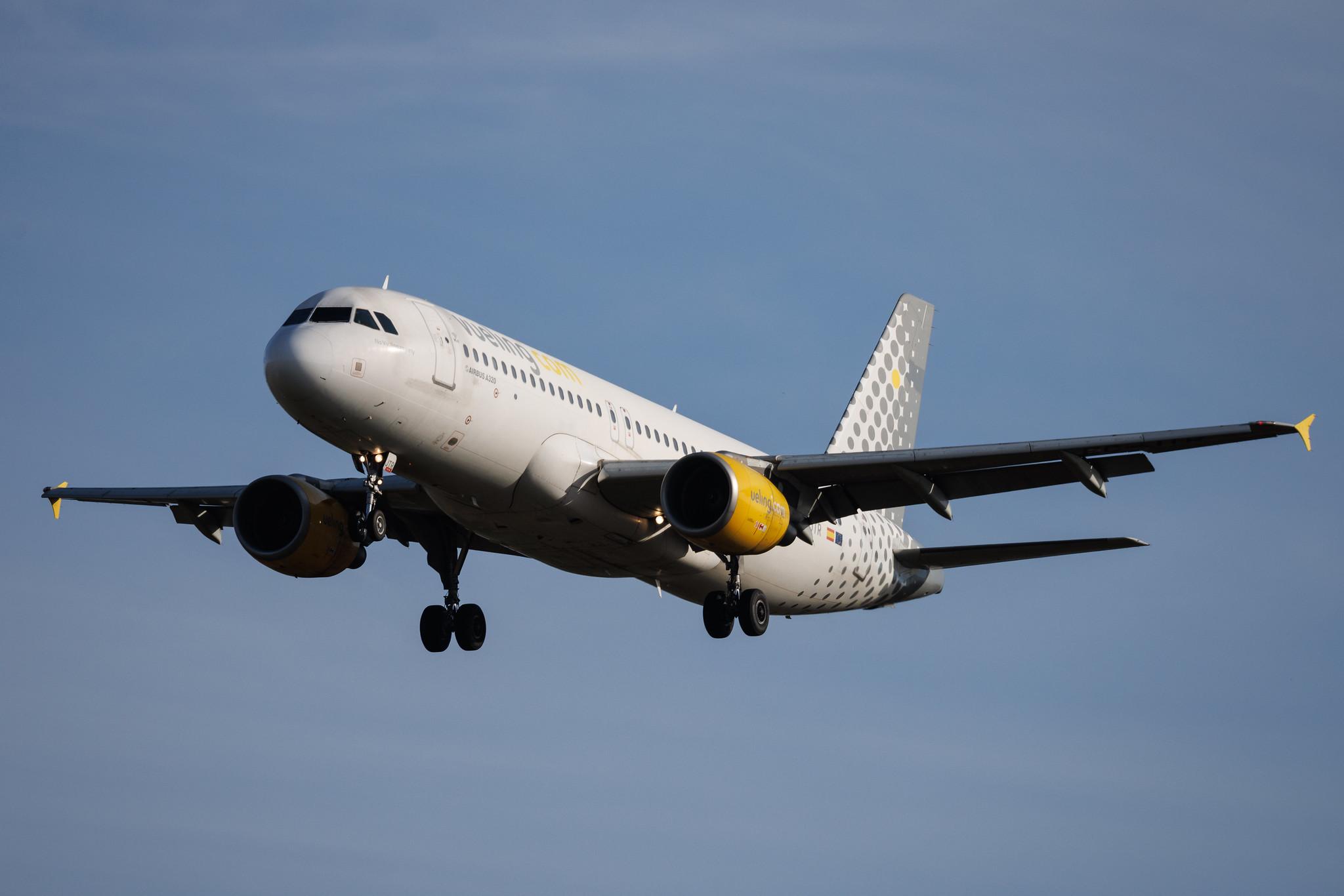 Palma de Mallorca Airport: Vueling (VY / VLG) | Airbus A320-214 A320 | EC-JTR | MSN 02798